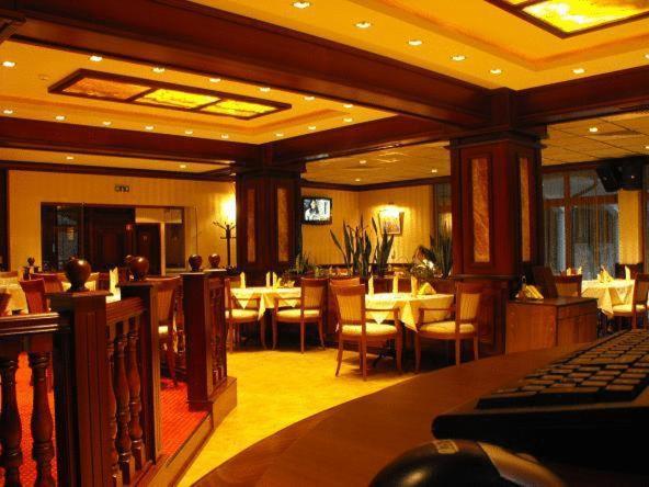 Hotel Park Karnobat Bagian luar foto